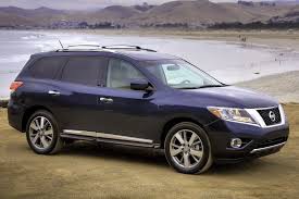 Lujo y estilo definen la comodidad del gran interior que el Totalmente Nuevo  PATHFINDER. Cuenta con un útil centro de Información Multifuncional, que mantiene siempre al alcance todo dato importante sobre el vehículo como tracción, consumo combustible.